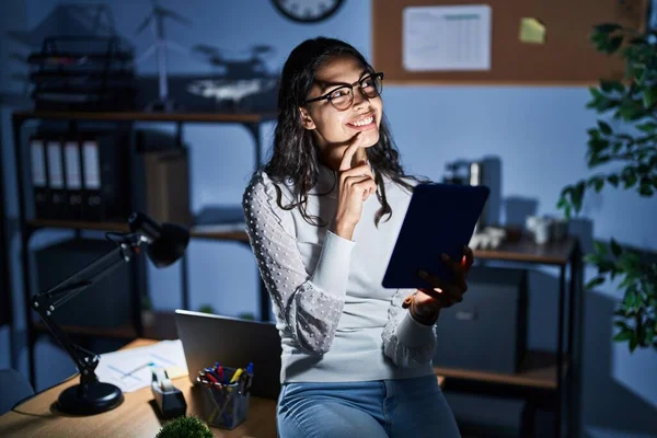 Young Brazilian Woman Using Touchpad Night Working Office Hand Chin — Stockfoto