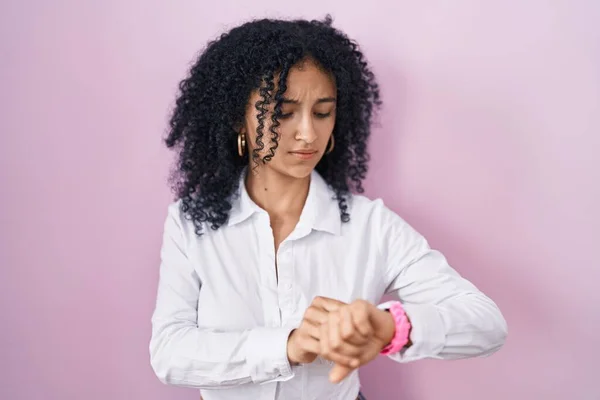 Hispanic Woman Curly Hair Standing Pink Background Checking Time Wrist — Fotografia de Stock