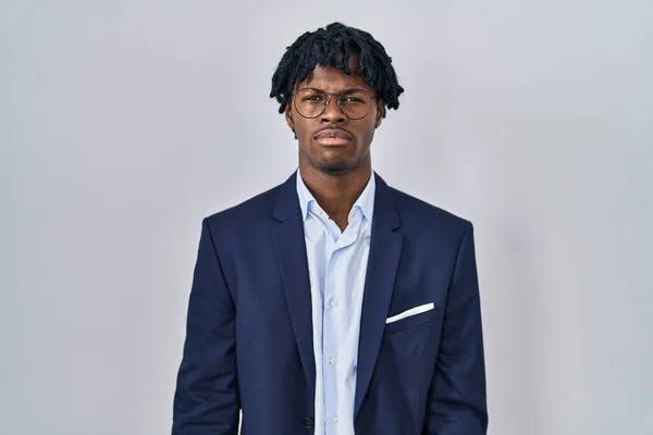 Молодий Африканський Чоловік Дредлоками Носить Ділову Куртку Білому Тлі Депресії — стокове фото