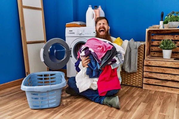Homem Ruivo Com Barba Comprida Colocando Roupa Suja Máquina Lavar — Fotografia de Stock