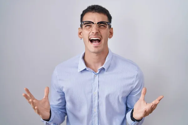 Jóképű Spanyol Férfi Üzleti Ruhában Szemüvegben Őrült Őrült Kiabálás Kiabálás — Stock Fotó