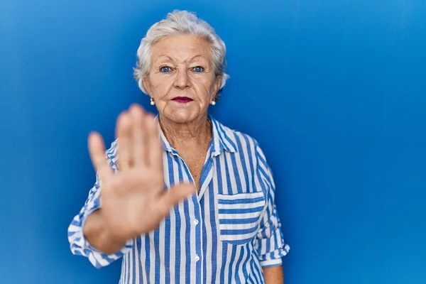 Старшая Женщина Седыми Волосами Стоящая Синем Фоне Прекращает Петь Ладонью — стоковое фото