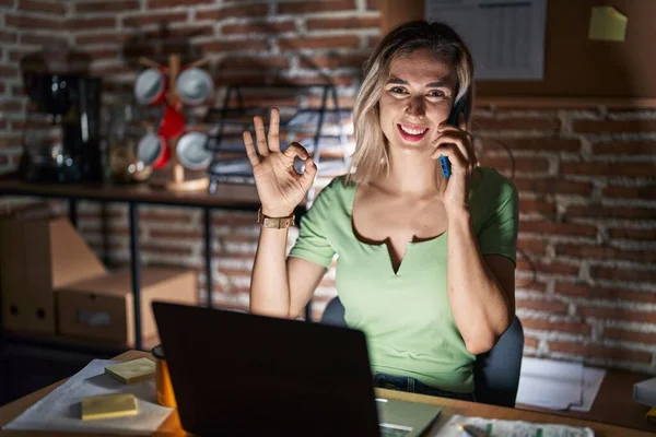 Молодая Красивая Женщина Работающая Ночам Офисе Разговаривая Телефону Улыбаясь Позитивно — стоковое фото