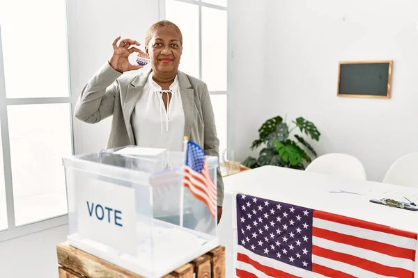 Mujer Afroamericana Mayor Sosteniendo Que Voté Insignia Votando Colegio Electoral — Foto de Stock