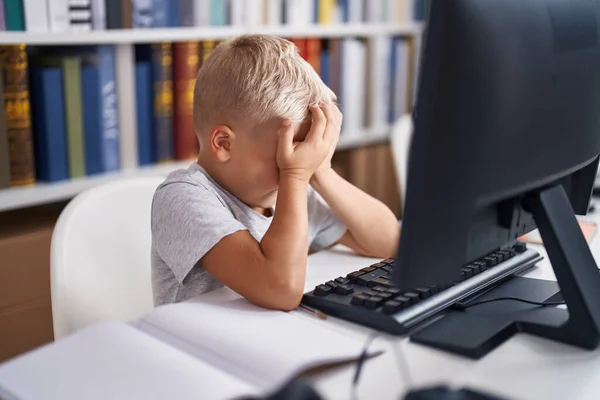 Estudante Adorável Criança Estressado Usando Computador Sentado Mesa Sala Aula — Fotografia de Stock