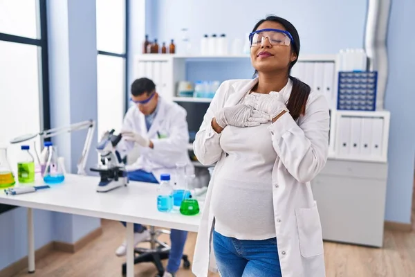 Young Hispanic Woman Expecting Baby Working Scientist Laboratory Smiling Hands — Photo