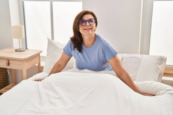 Mujer Mediana Edad Sonriendo Confiada Sentada Cama Dormitorio —  Fotos de Stock