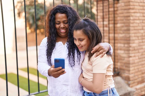 Anne Kızı Sokakta Birbirlerine Akıllı Telefon Kullanarak Sarılıyorlar — Stok fotoğraf