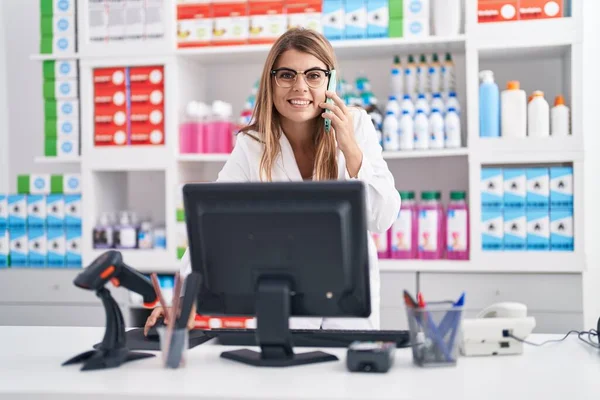 Young Woman Pharmacist Talking Smartphone Using Computer Pharmacy — Stock Photo, Image