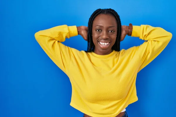 Güzel Siyah Kadın Mavi Arka Planda Duruyor Rahatlıyor Esniyor Kolları — Stok fotoğraf