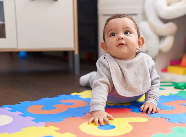 Liebenswertes Hispanisches Baby Krabbelt Kindergarten Auf Dem Boden — Stockfoto