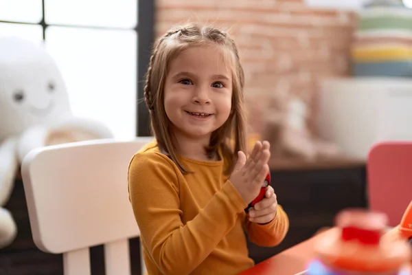 Schattige Spaanse Meisje Glimlachend Zelfverzekerd Zittend Tafel Kleuterschool — Stockfoto