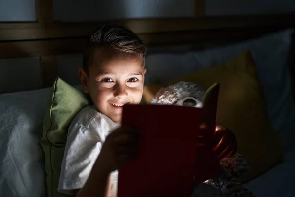 Sevimli Spanyol Bebek Yatak Odasında Dokunmatik Ped Kullanıyor — Stok fotoğraf