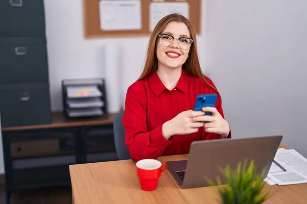 Молода Руда Жінка Бізнесмен Використовує Ноутбук Смартфон Офісі — стокове фото