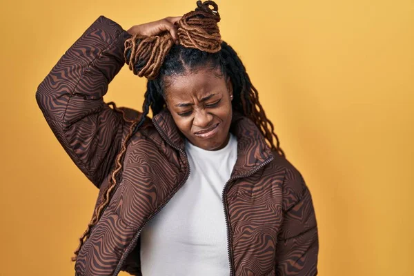 Afrikaanse Vrouw Met Gevlochten Haar Staan Gele Achtergrond Verwarren Zich — Stockfoto