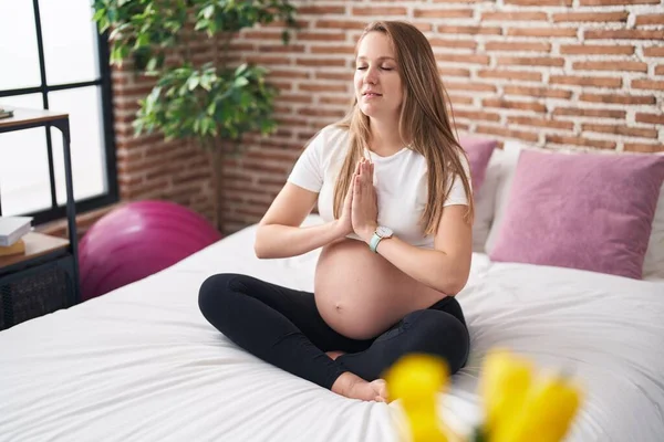 Νεαρή Έγκυος Γυναίκα Που Κάνει Γιόγκα Κάθεται Στο Κρεβάτι Στο — Φωτογραφία Αρχείου