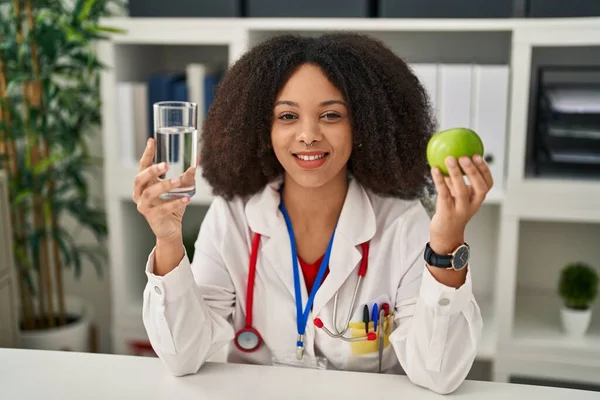 Junge Afrikanisch Amerikanische Diätassistentin Mit Frischem Apfel Und Wasser Zwinkernd — Stockfoto
