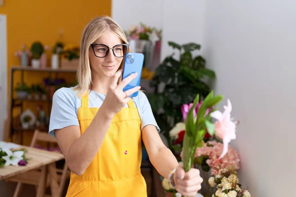 Young Blonde Woman Florist Make Photo Flower Smartphone Flower Shop — Stockfoto