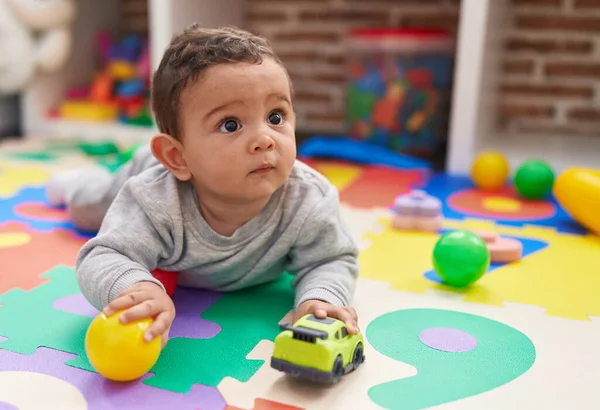 Schattige Spaanse Baby Spelen Met Bal Auto Liggend Vloer Kleuterschool — Stockfoto