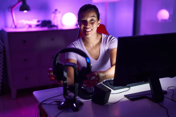 Young Beautiful Hispanic Woman Streamer Smiling Confident Holding Headphones Gaming — Stock Photo, Image