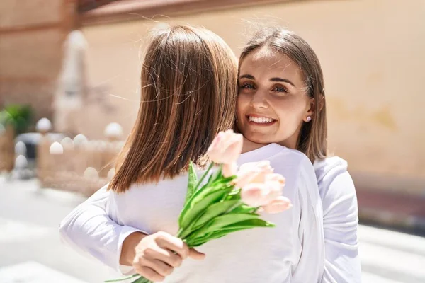 Two Women Mother Daughter Surprise Bouquet Flowers Street — ストック写真