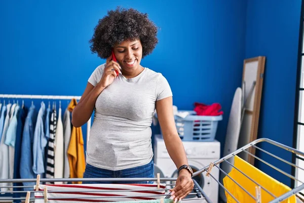 Afričanky Americká Žena Mluví Smartphone Zavěšení Oblečení Prádelní Lince Prádelně — Stock fotografie