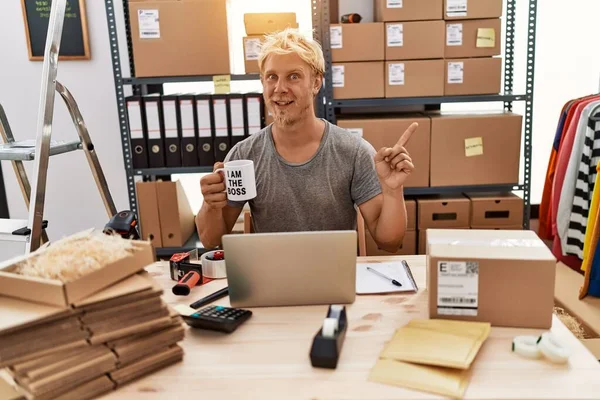 Jonge Blonde Man Drinken Koffie Werken Bij Online Winkel Glimlachend — Stockfoto