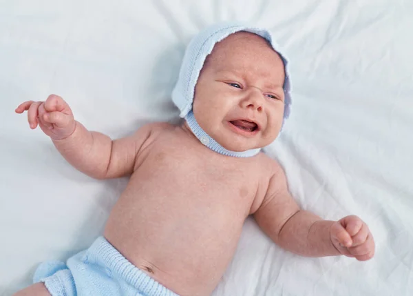 Sevimli Beyaz Bebek Yatakta Uzanıyor Ağlıyor — Stok fotoğraf