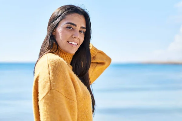 Νεαρή Ισπανίδα Γυναίκα Χαμογελά Αυτοπεποίθηση Στέκεται Στην Παραλία — Φωτογραφία Αρχείου