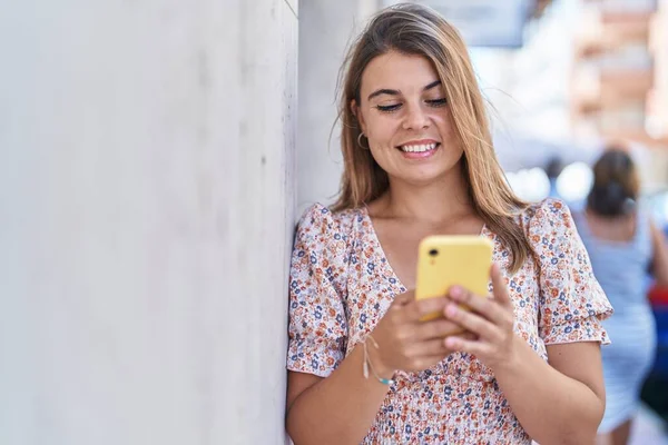 Νεαρή Γυναίκα Χαμογελά Αυτοπεποίθηση Χρησιμοποιώντας Smartphone Στο Δρόμο — Φωτογραφία Αρχείου