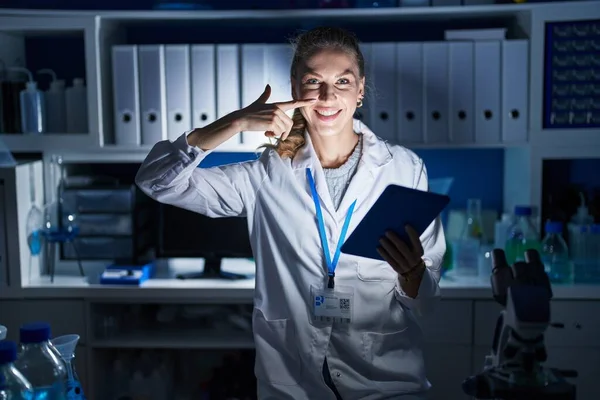Beautiful Blonde Woman Working Scientist Laboratory Late Night Pointing Hand — Stock Photo, Image
