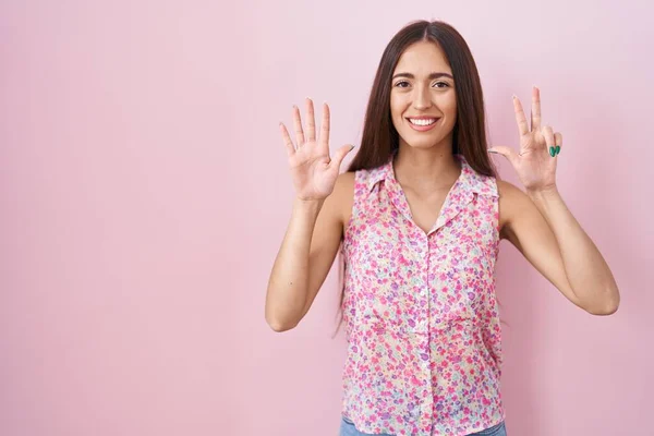 Молодая Латиноамериканка Длинными Волосами Стоящая Розовом Фоне Показывающая Пальцами Номер — стоковое фото