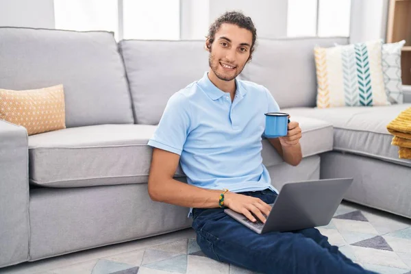 Young Hispanic Man Using Laptop Drinking Coffee Home — Stock Photo, Image