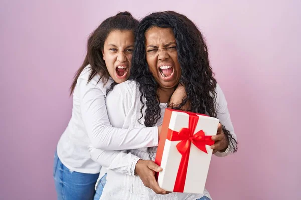Mutter Und Kleine Tochter Mit Geschenken Wütend Und Wütend Schreiend — Stockfoto