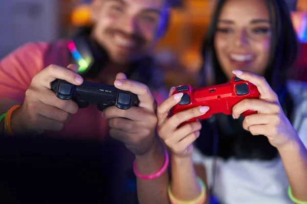남자와 여자는 컴퓨터를 사용하여 비디오 게임을 방에서는 조이스틱을 사용하여 비디오 — 스톡 사진