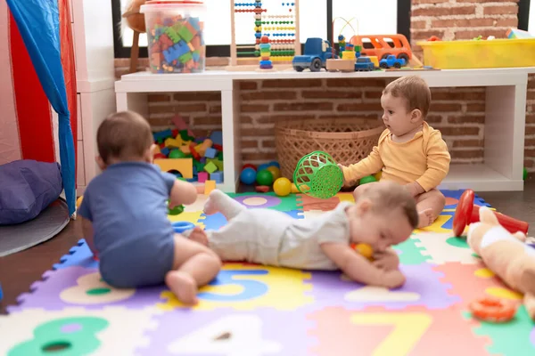 Grupo Crianças Brincando Com Brinquedos Rastejando Chão Jardim Infância — Fotografia de Stock