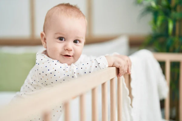 Sevimli Beyaz Bebek Gülümsüyor Yatak Odasındaki Beşikte Kendinden Emin Duruyor — Stok fotoğraf