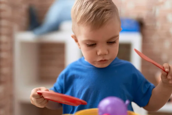 Sevimli Çocuk Anaokulunda Oyun Mutfağıyla Oynuyor — Stok fotoğraf