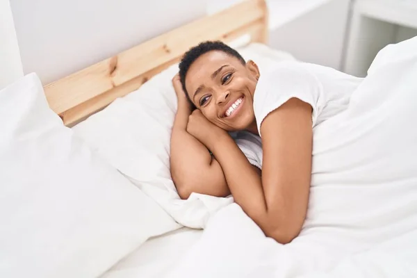 Afroamerikanerin Lächelt Selbstbewusst Schlafzimmer Auf Bett Liegend — Stockfoto