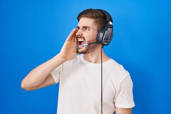 Hispanic Man Beard Listening Music Wearing Headphones Shouting Screaming Loud — Stockfoto