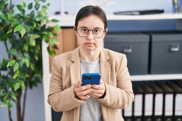 Young Woman Syndrome Business Worker Using Smartphone Office — Stock Photo, Image