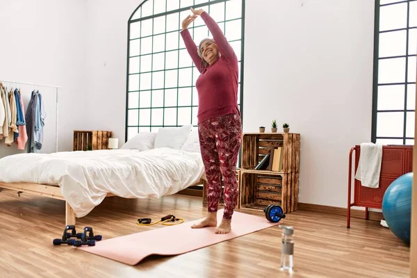 Mujer Pelo Gris Mediana Edad Que Entrena Yoga Dormitorio —  Fotos de Stock