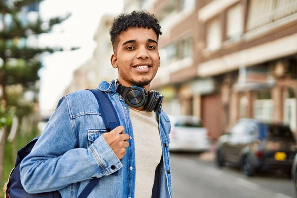 Sokakta Kulaklık Takmış Gülümseyen Spanyol Genç Adam — Stok fotoğraf