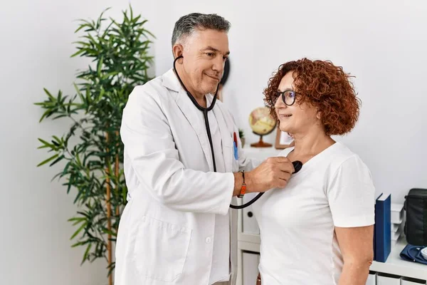 Doktor Üniforması Giyen Orta Yaşlı Bir Adam Kadın Klinikte Kalp — Stok fotoğraf