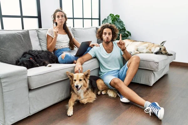 Jovem Casal Hispânico Com Cães Relaxantes Casa Apontando Para Cima — Fotografia de Stock