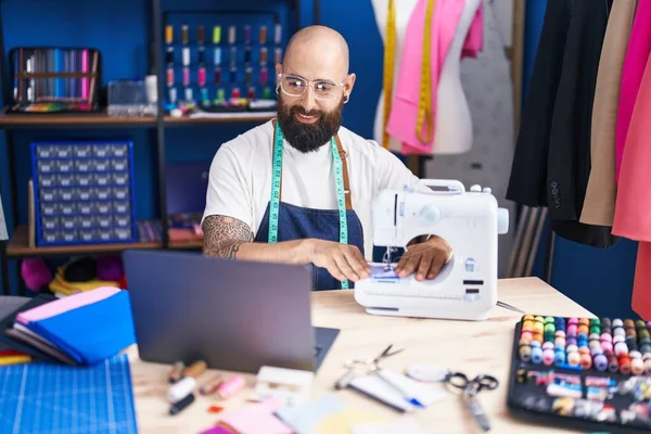 Young Bald Man Tailor Using Sewing Machine Laptop Clothing Factory — Stock Photo, Image