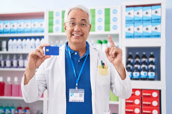 Middle Age Man Grey Hair Working Pharmacy Drugstore Holding Credit — Stockfoto
