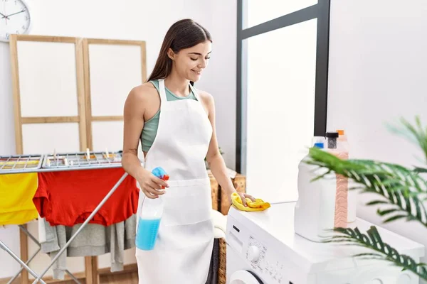 Ung Latinamerikansk Kvinna Rengöring Tvättmaskin Tvättstuga — Stockfoto