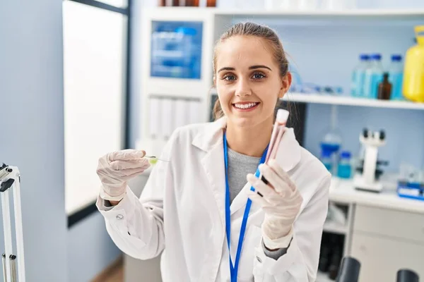 Νεαρή Ξανθιά Γυναίκα Στολή Επιστήμονα Που Αναλύει Αίμα Στο Εργαστήριο — Φωτογραφία Αρχείου
