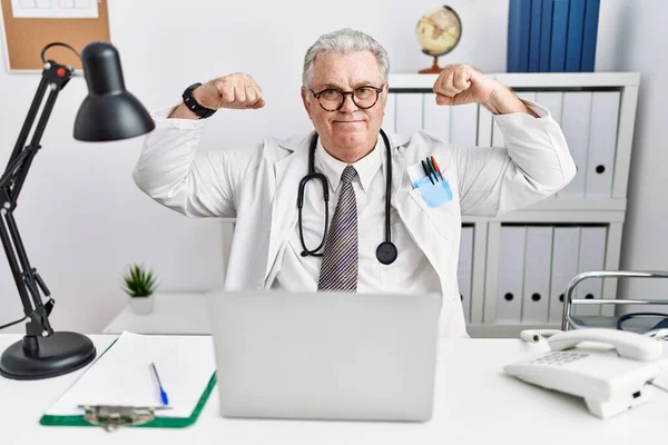 Senior Caucasian Man Wearing Doctor Uniform Stethoscope Clinic Showing Arms — Stockfoto